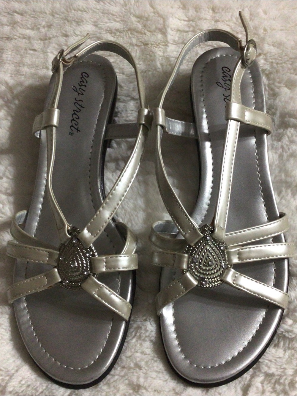 EUC Women’s Easy Street Silver Metallic Sandals